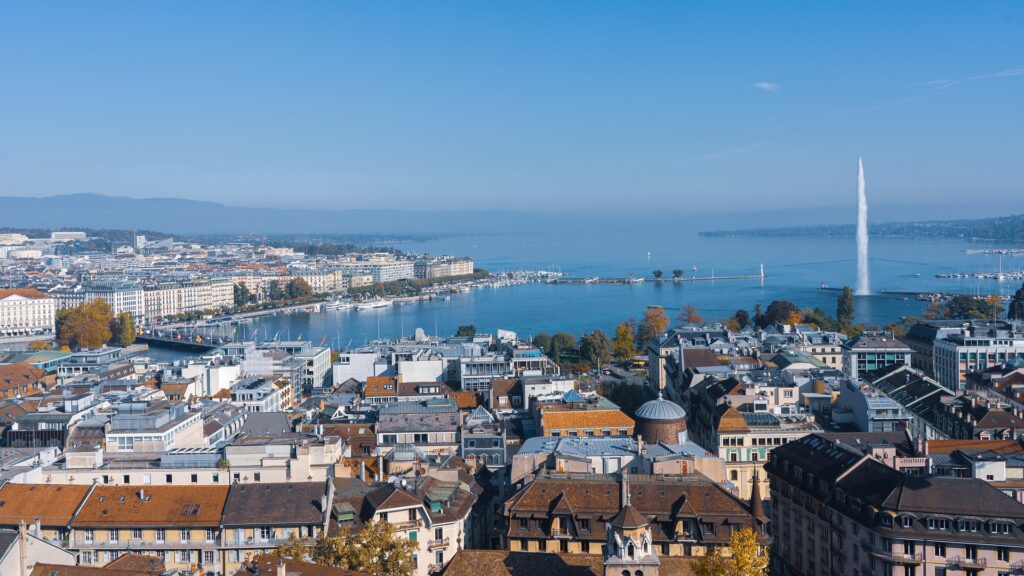 Vue panoramique de Genève avec le lac Léman et le jet d'eau emblématique par une journée ensoleillée.