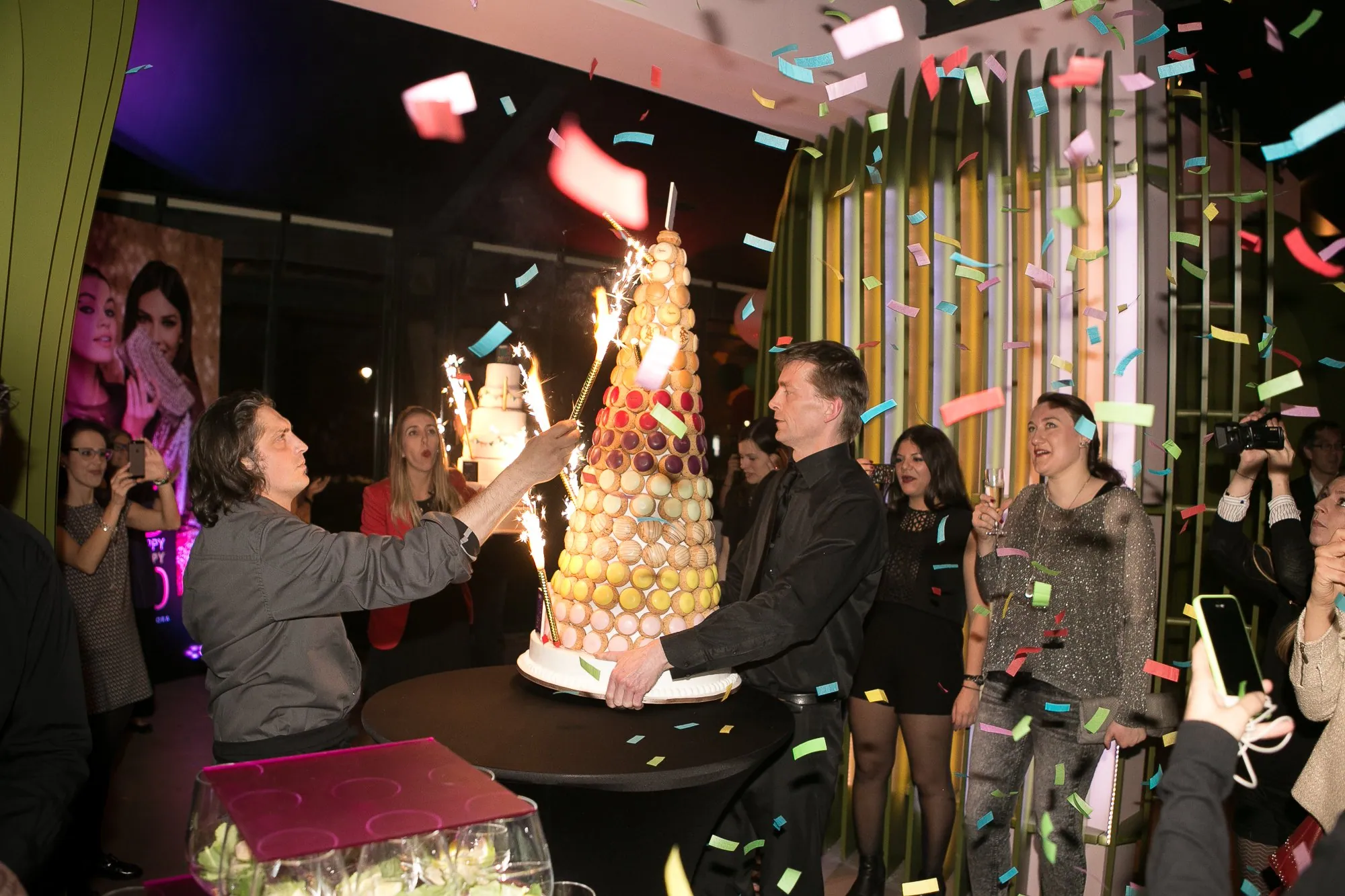 Animation confettis et gâteau, célébration, agence événementielle Moon