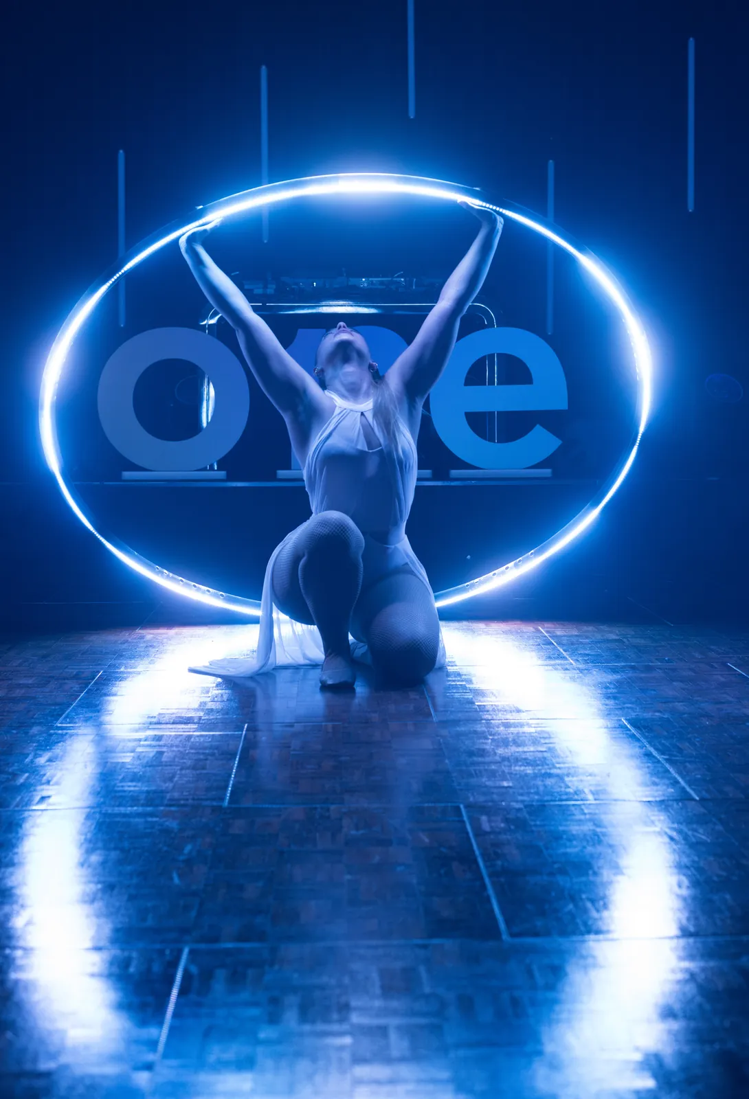 Artiste cercle LED, spectacle de gala Acrotec à Genève, Moon Suisse