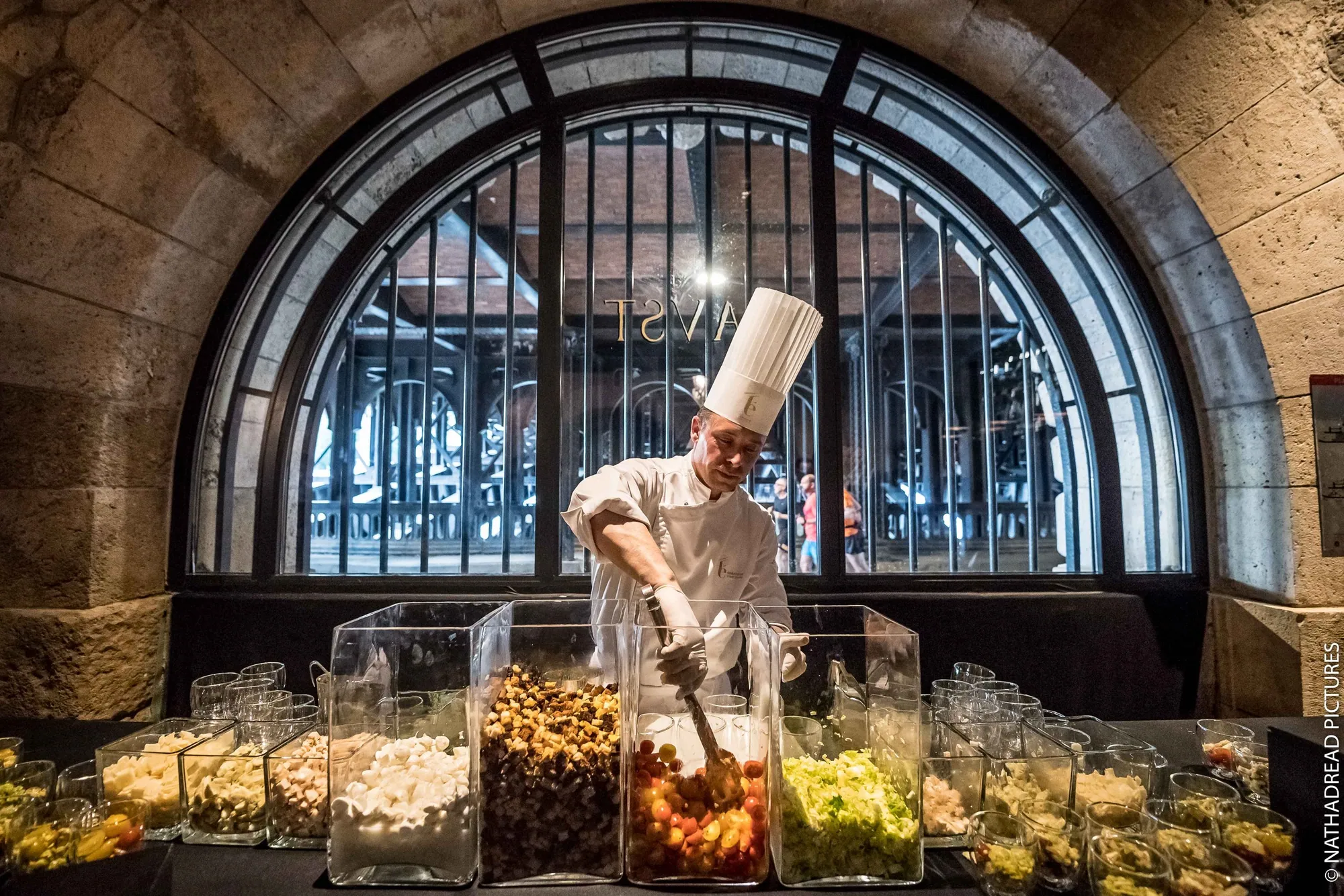 Chef en cuisine live, buffet traiteur, agence événementielle Moon