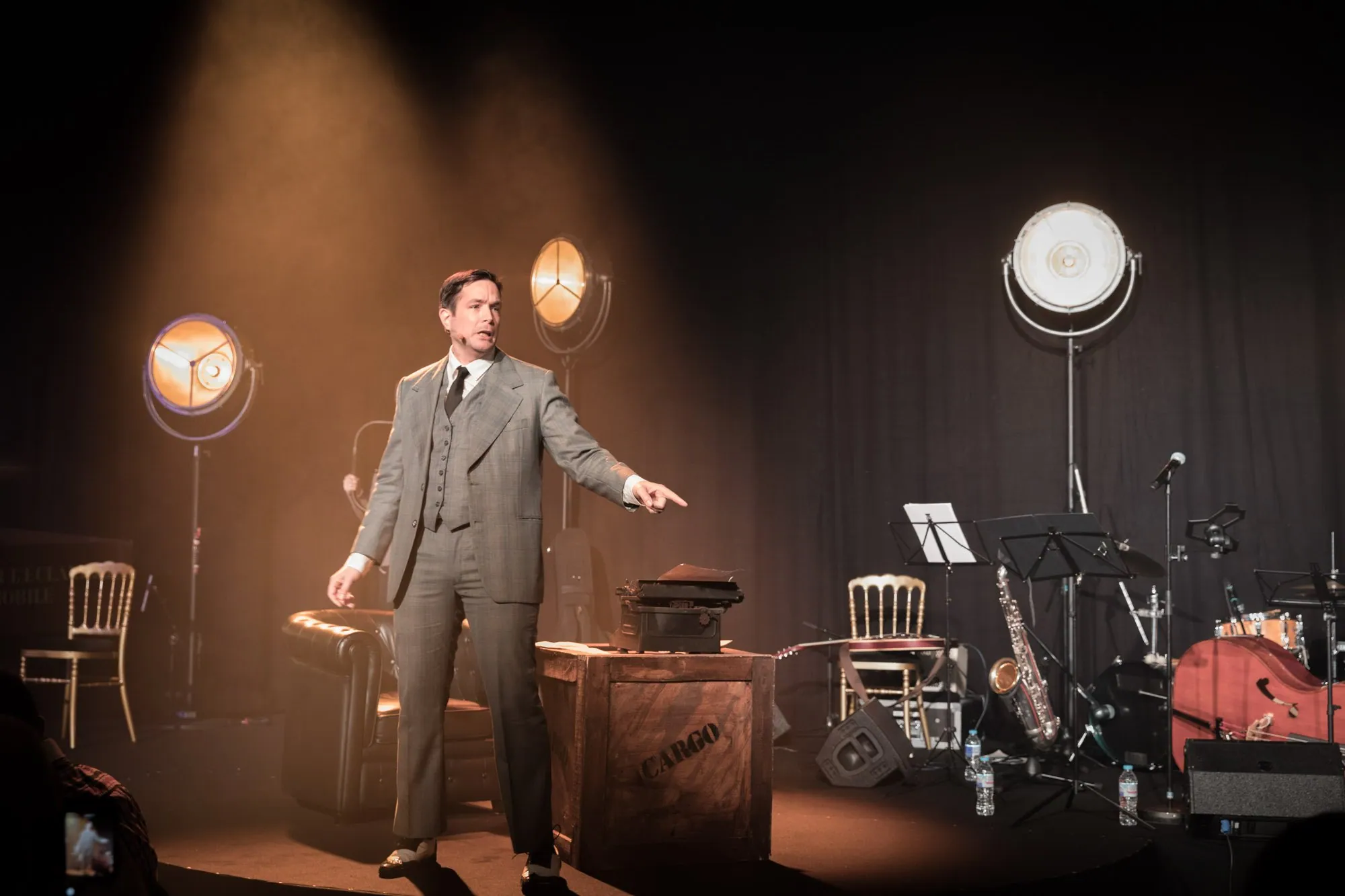 Comédien sur scène, spectacle d'entreprise, agence événementielle Moon