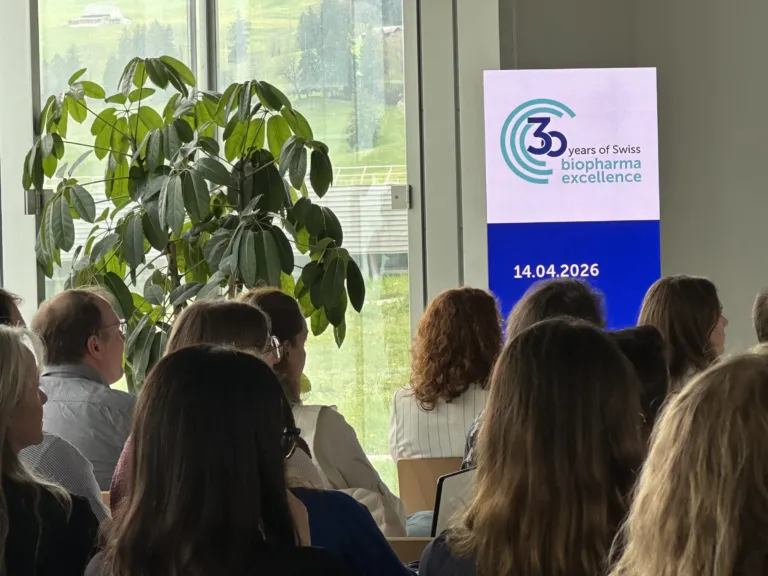 Kakémono sobre d'UCB devant le public d'une conférence, Moon Suisse