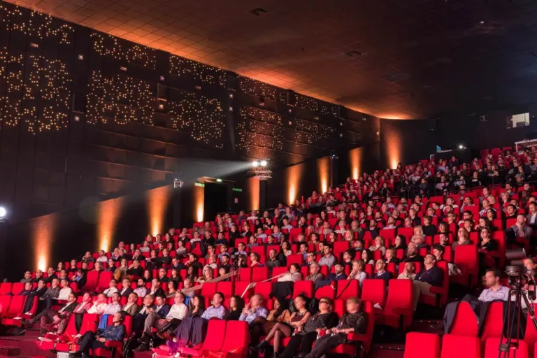 Conférence en grand auditorium, agence événementielle Moon