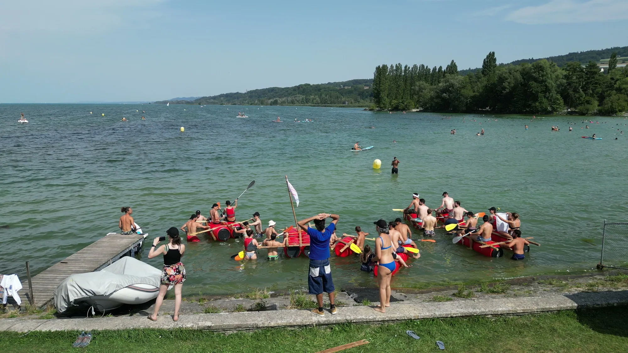Mise à l'eau des radeaux depuis le ponton, équipes dans le lac, fête d'été Corintis, Moon Suisse