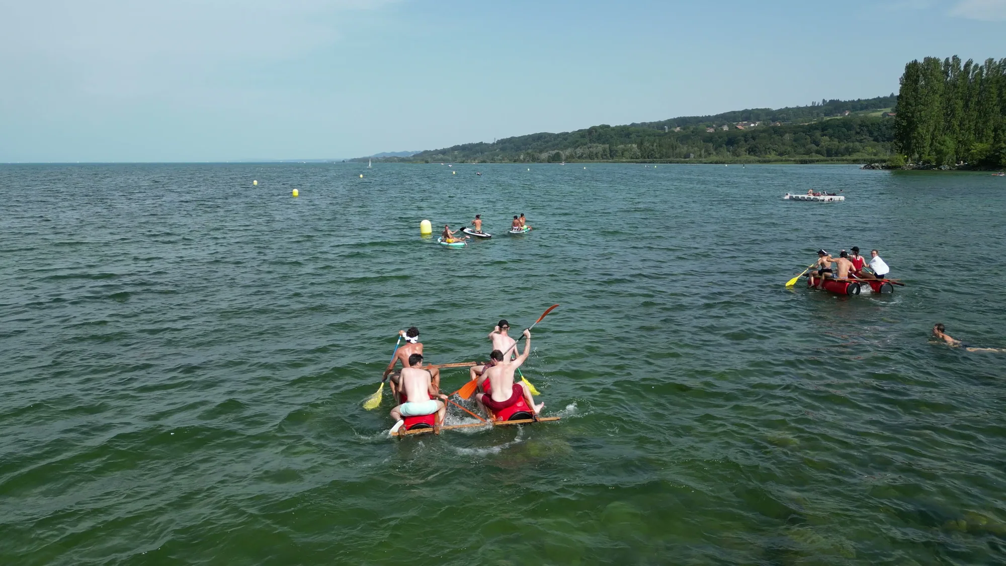 Deux équipes en radeau qui pagaient au large, vues de haut, fête d'été Corintis, Moon Suisse