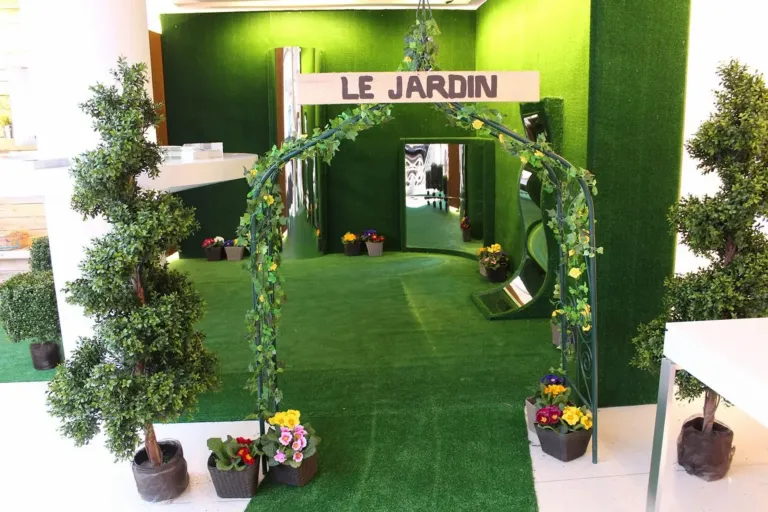 Décor de jardin avec arche végétale, agence événementielle Moon