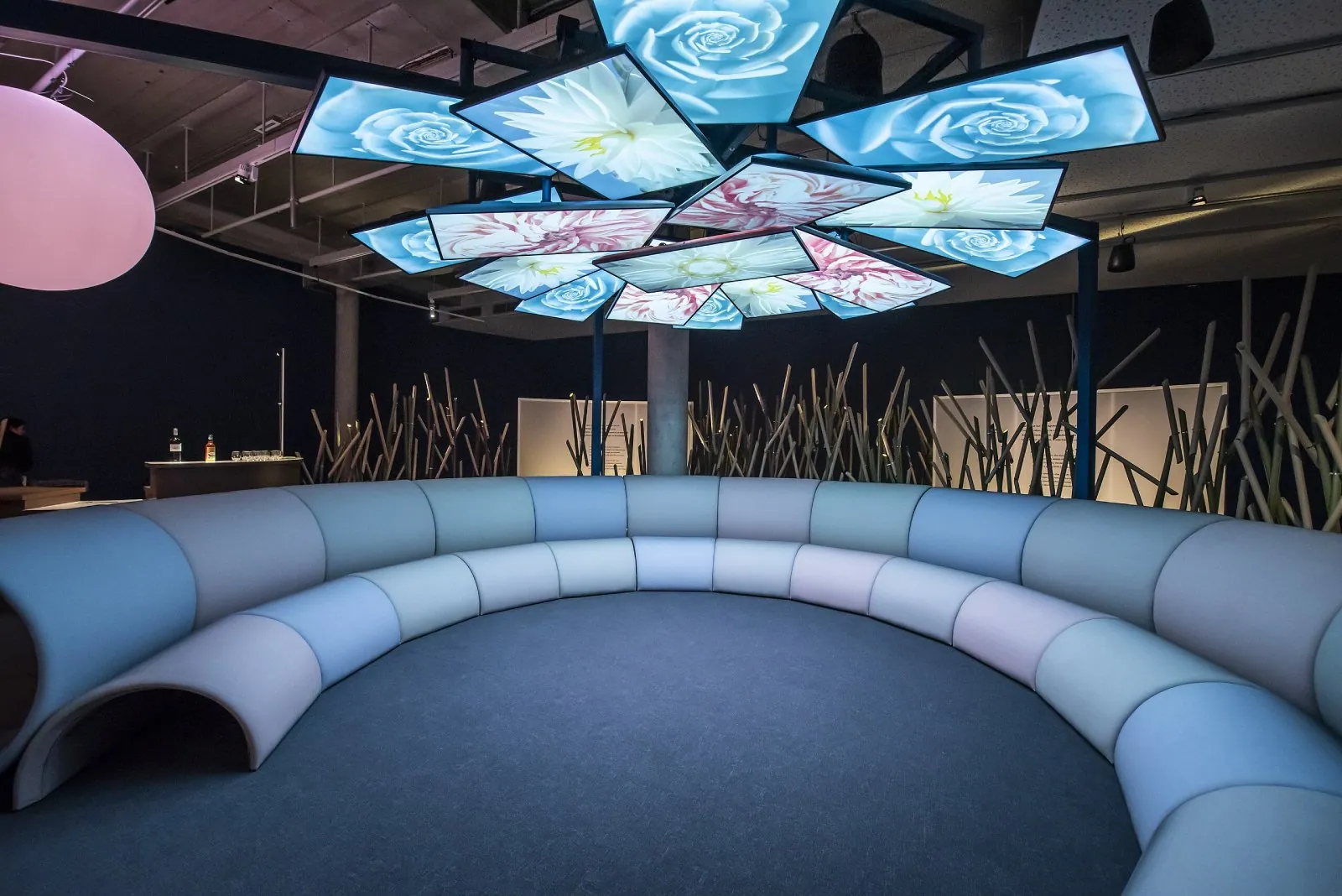 Décor lumineux suspendu, lounge, agence événementielle Moon