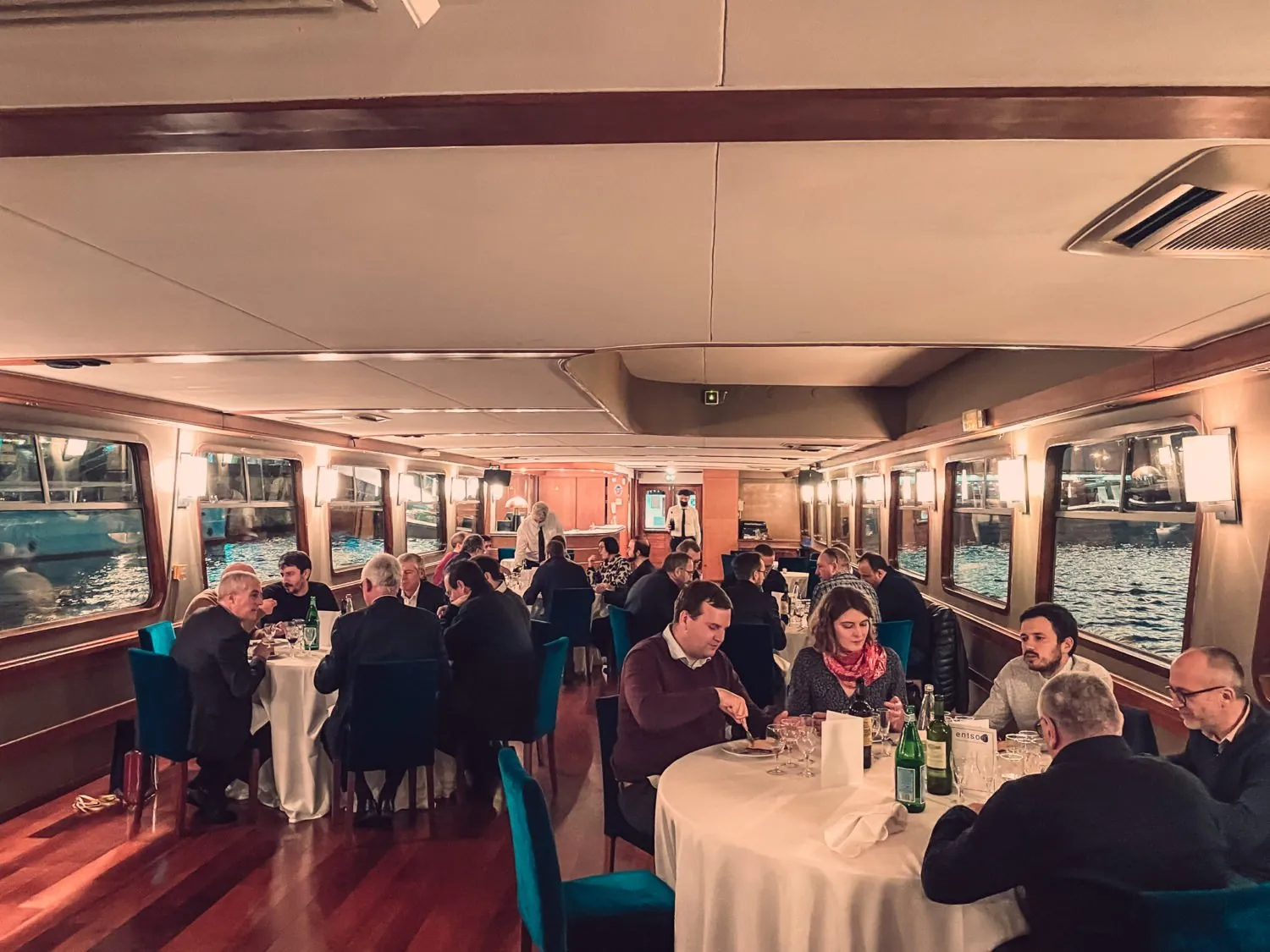 Dîner d'entreprise, tables dressées, agence événementielle Moon
