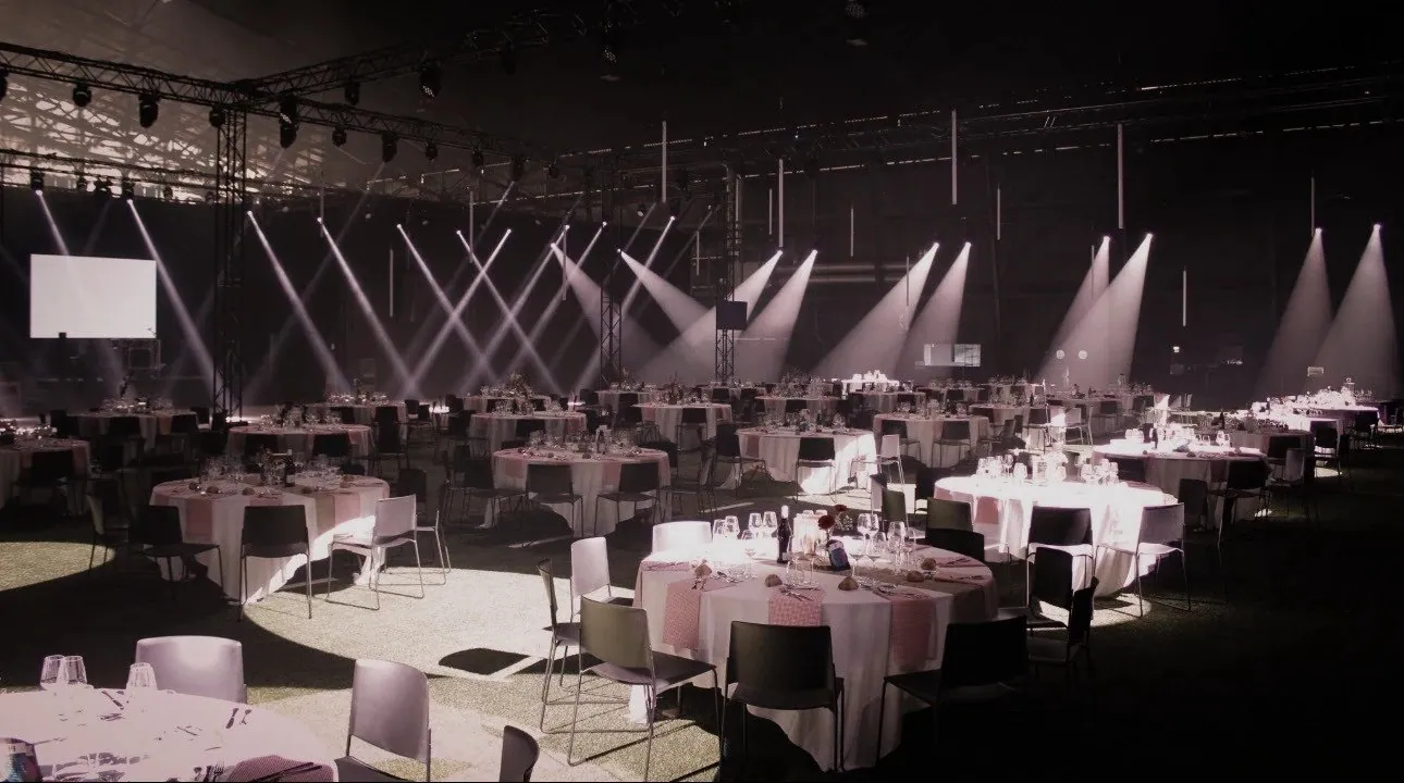 Dîner de gala, salle en noir et blanc, agence événementielle Moon