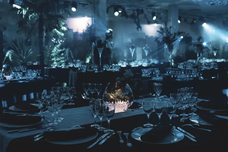 Dîner de gala, scénographie immersive, agence événementielle Moon