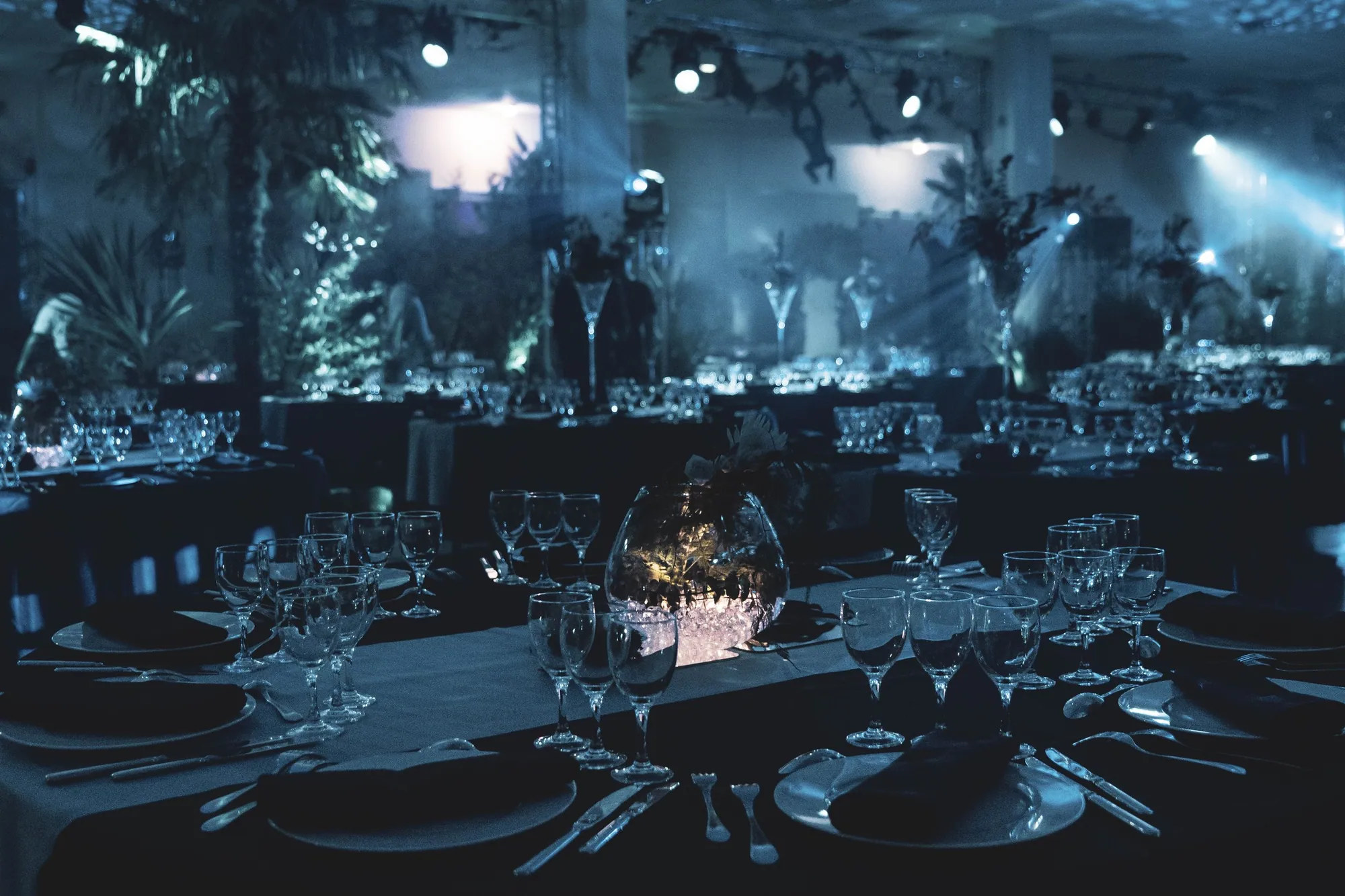 Dîner de gala, scénographie immersive, agence événementielle Moon