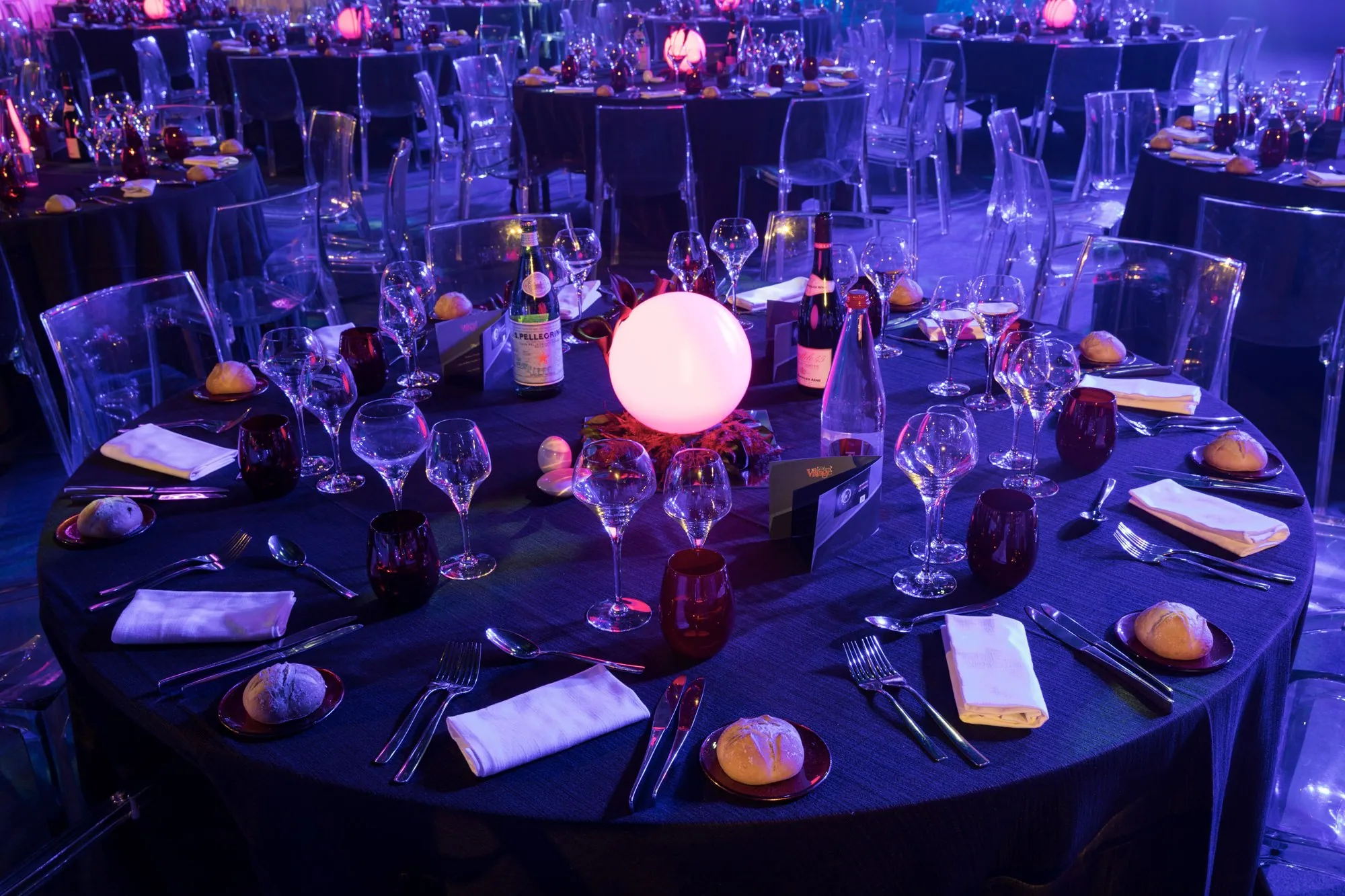 Dîner de gala, tables rondes et lumière bleue, agence événementielle Moon