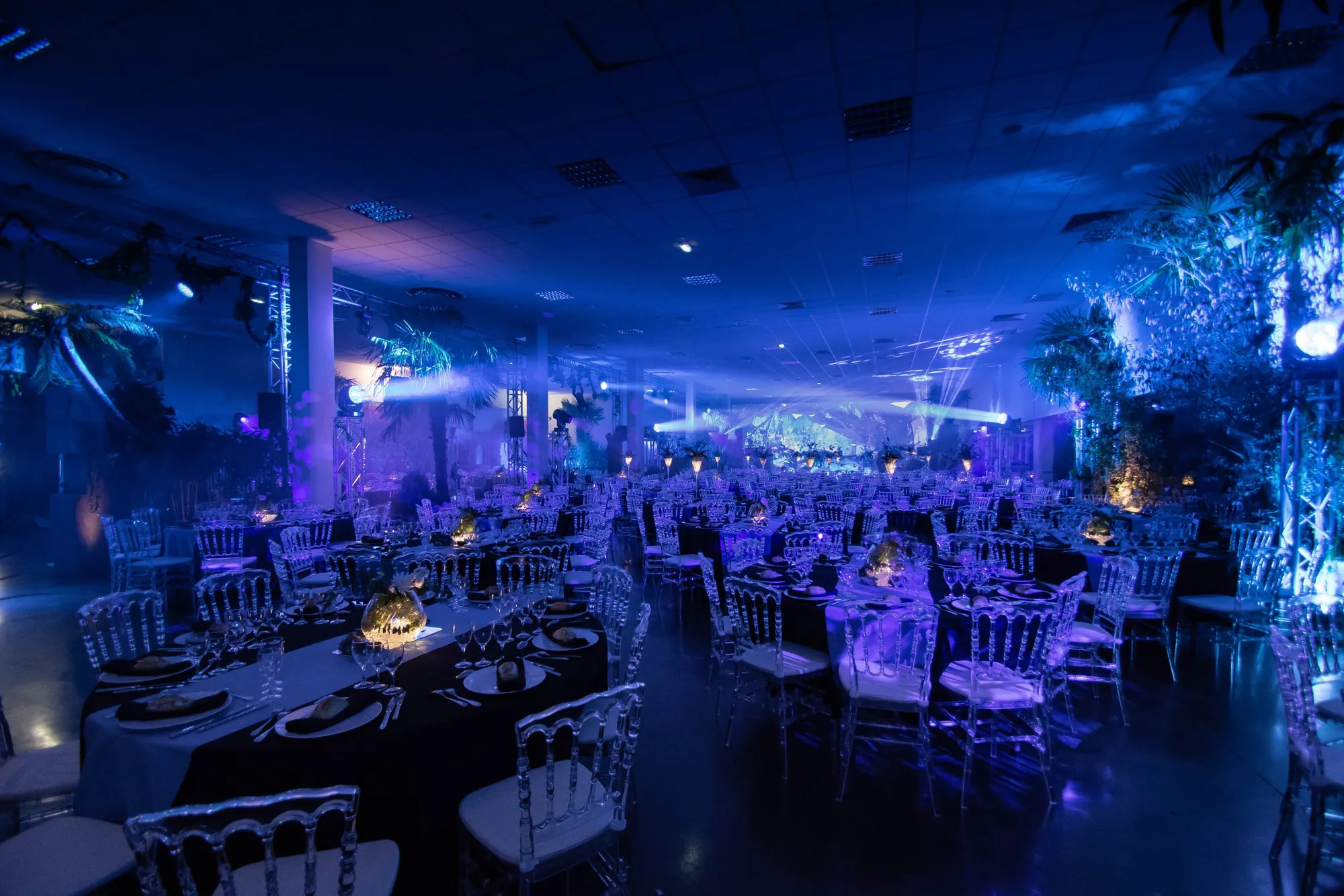 Dîner immersif sous lumière bleue, agence événementielle Moon