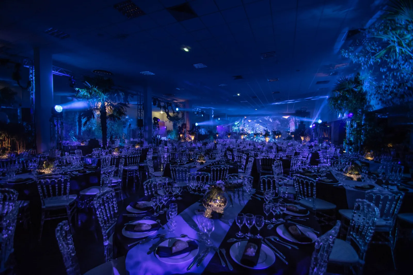 Grand dîner d'entreprise en salle décorée, agence événementielle Moon