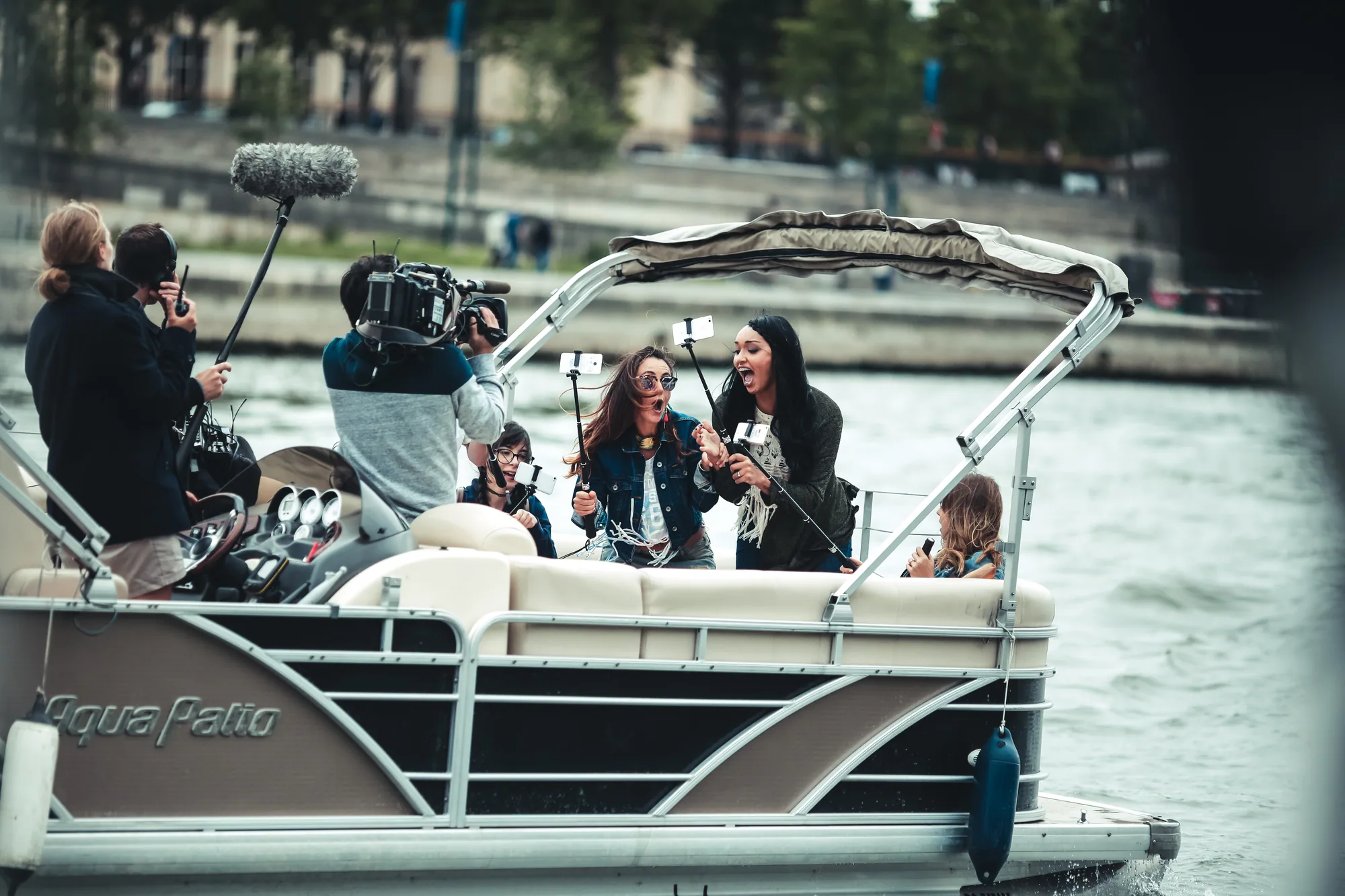 Influenceurs en tournage sur un bateau, agence événementielle Moon