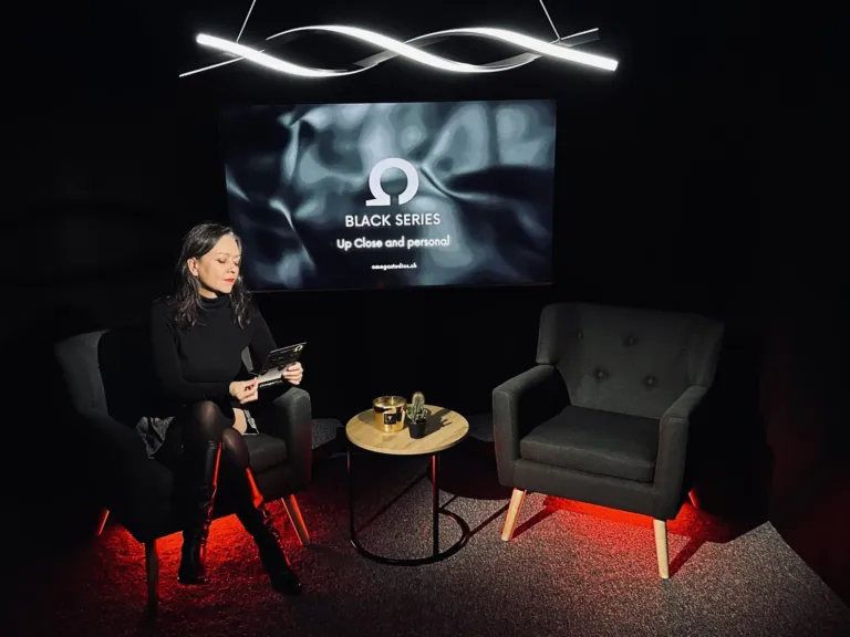 Interview en studio, plateau TV, agence événementielle Moon