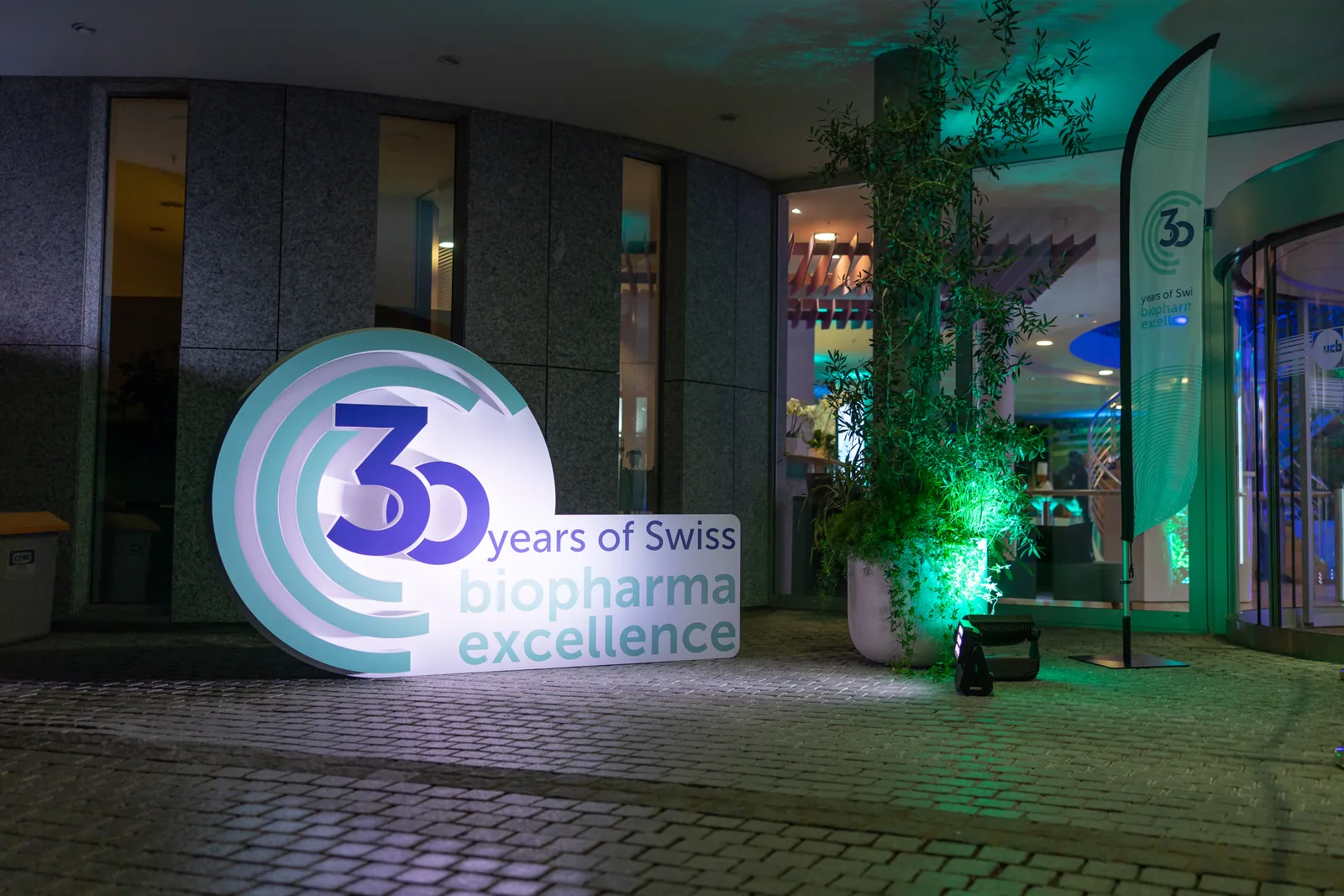 Logo 3D lumineux 30 ans, signalétique UCB à Bulle, Moon Suisse