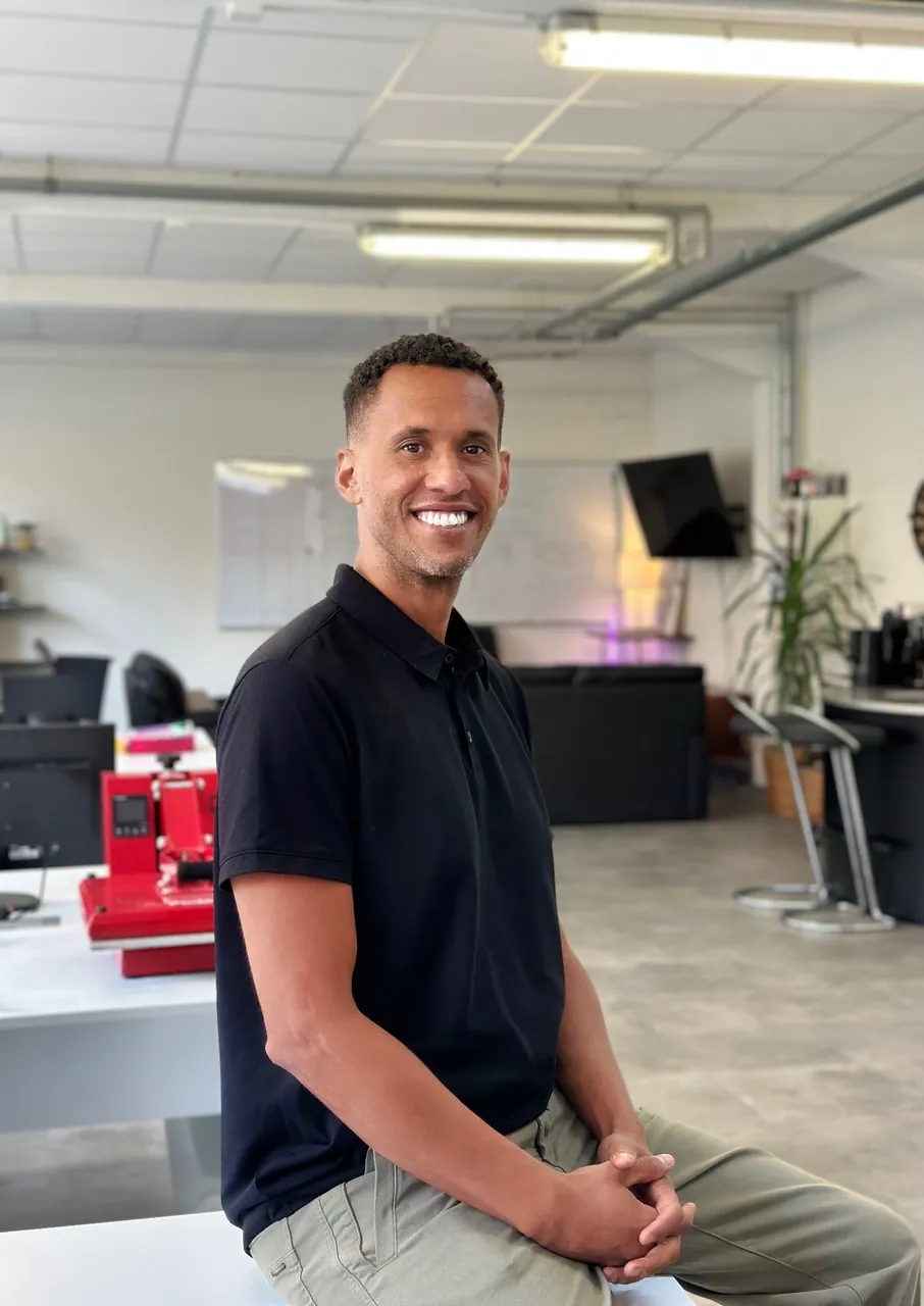 Loïc Bérange, directeur d'agence Moon Suisse, au bureau