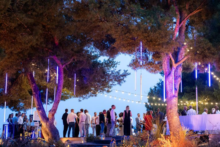 Performers lumineux et danseuses LED