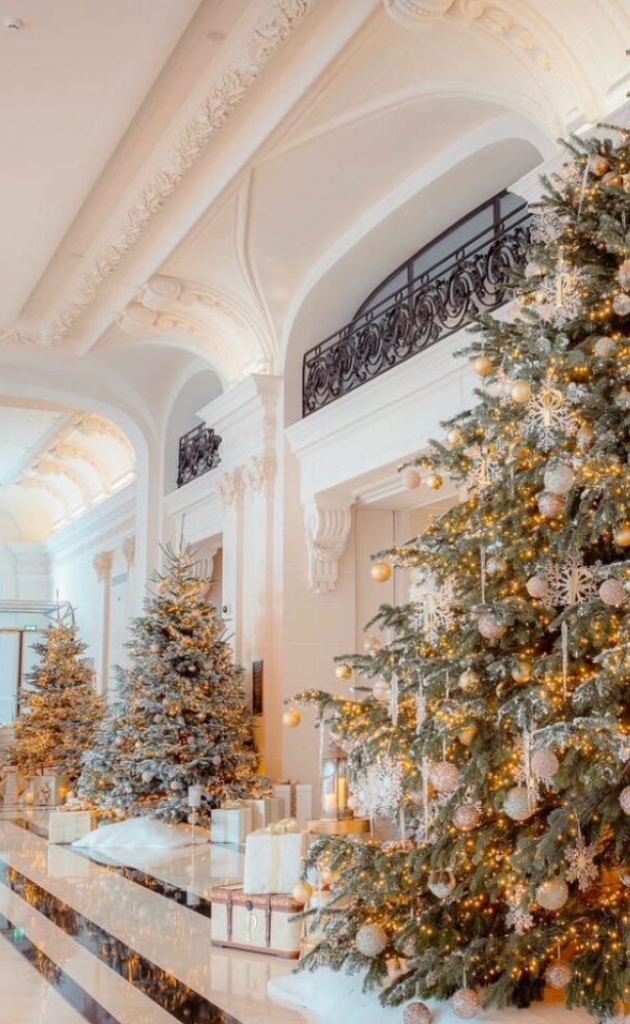 Couloir décoré pour Noël au Peninsula Paris