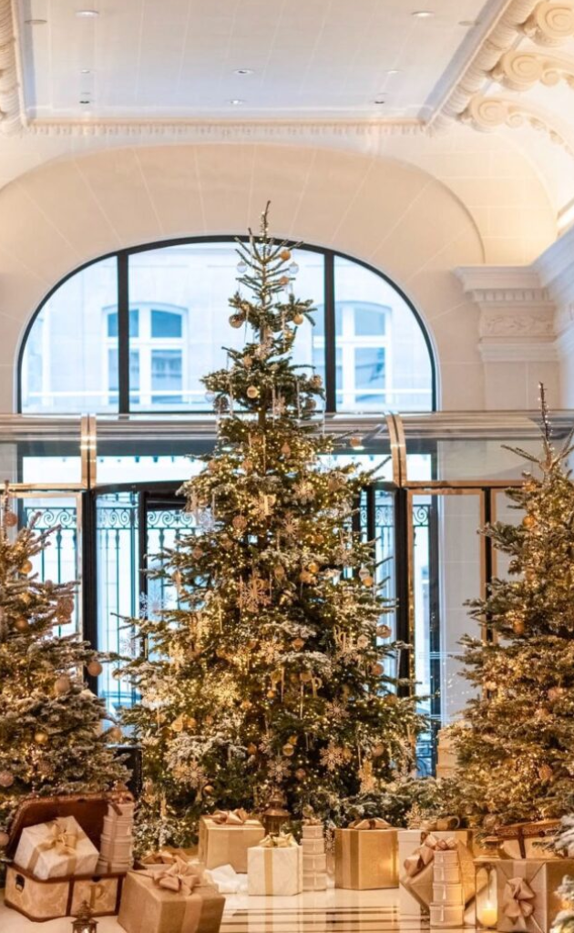 Sapin de Noël décoré au Peninsula Paris