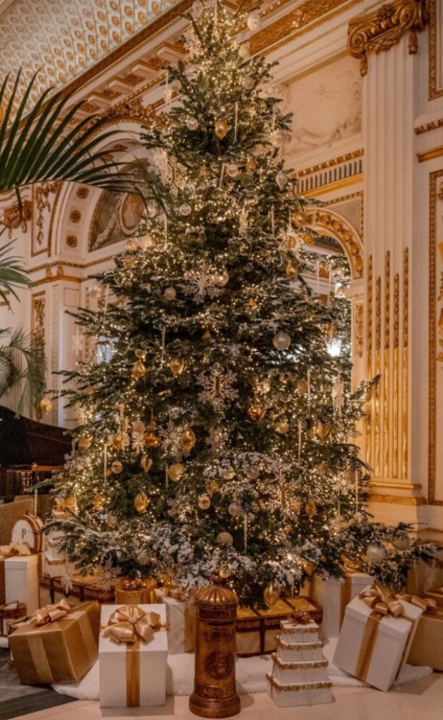 Grand sapin de Noël du Peninsula Paris