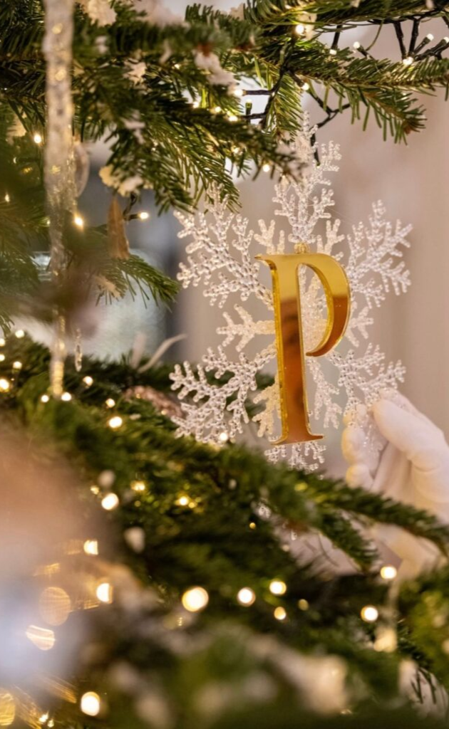 Détail de la décoration du sapin de Noël du Peninsula Paris