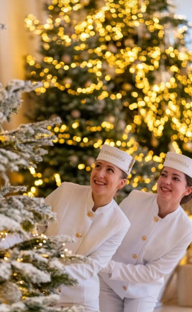 Équipe Moon au travail sur le décor de Noël du Peninsula Paris