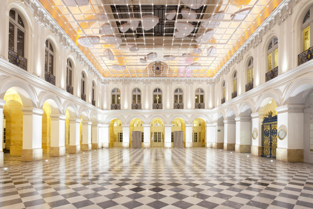 Hall d'accueil de la soirée Black and White de Betclic, produite par Moon à Bordeaux