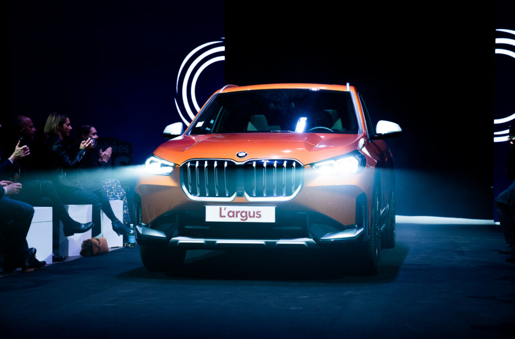 Arrivée d'un SUV sur le carwalk