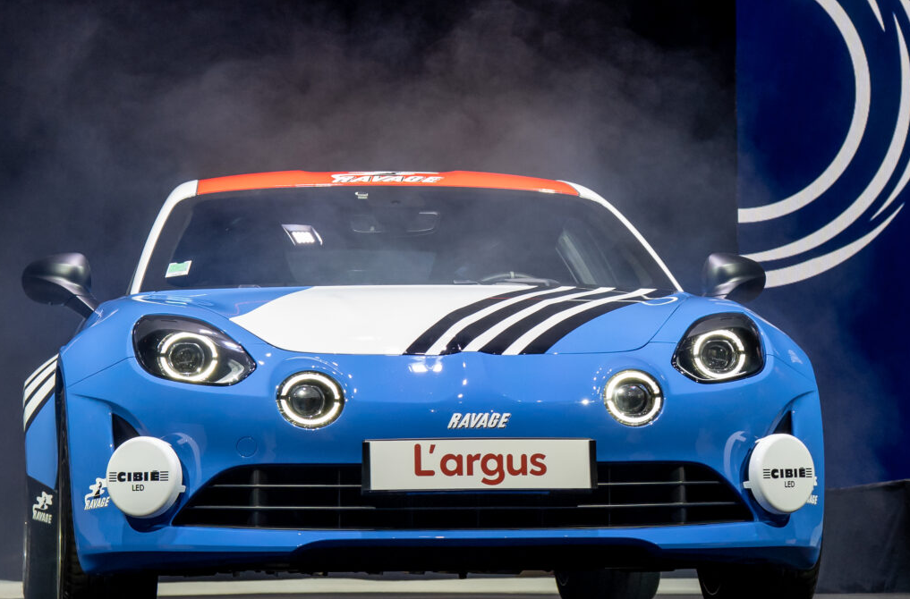 Arrivée d'une voiture sur la scène des Trophées de L'argus, produits par Moon