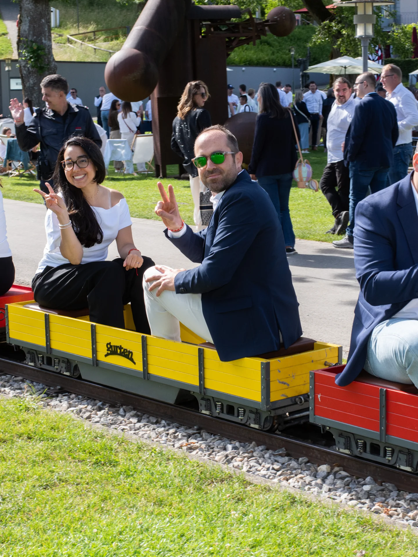 Collaborateurs de Protectas en petit train au Gurten Park lors du jubilé organisé par Moon Suisse