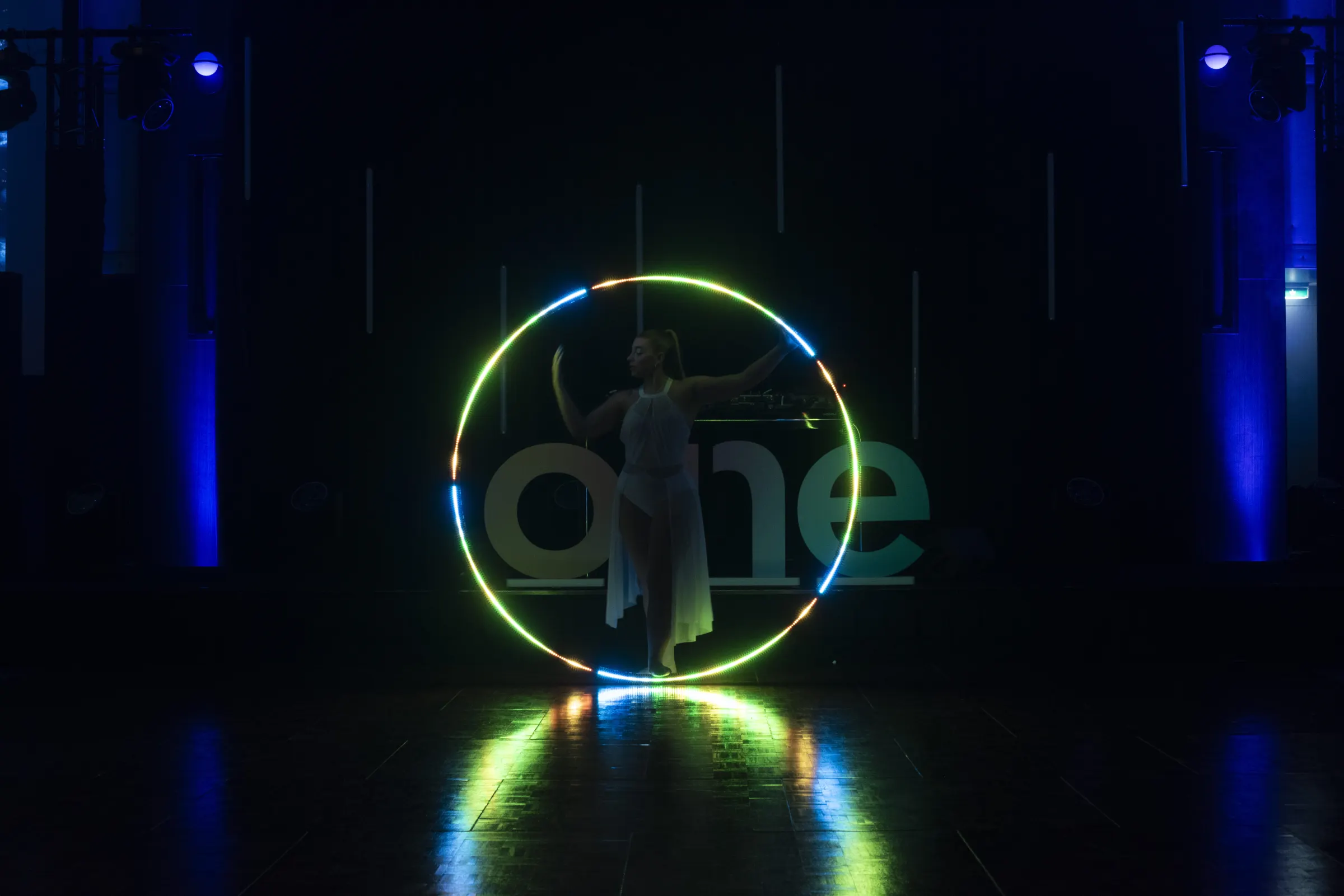 Artiste dans un cercle lumineux pendant la soirée des 20 ans d'Acrotec