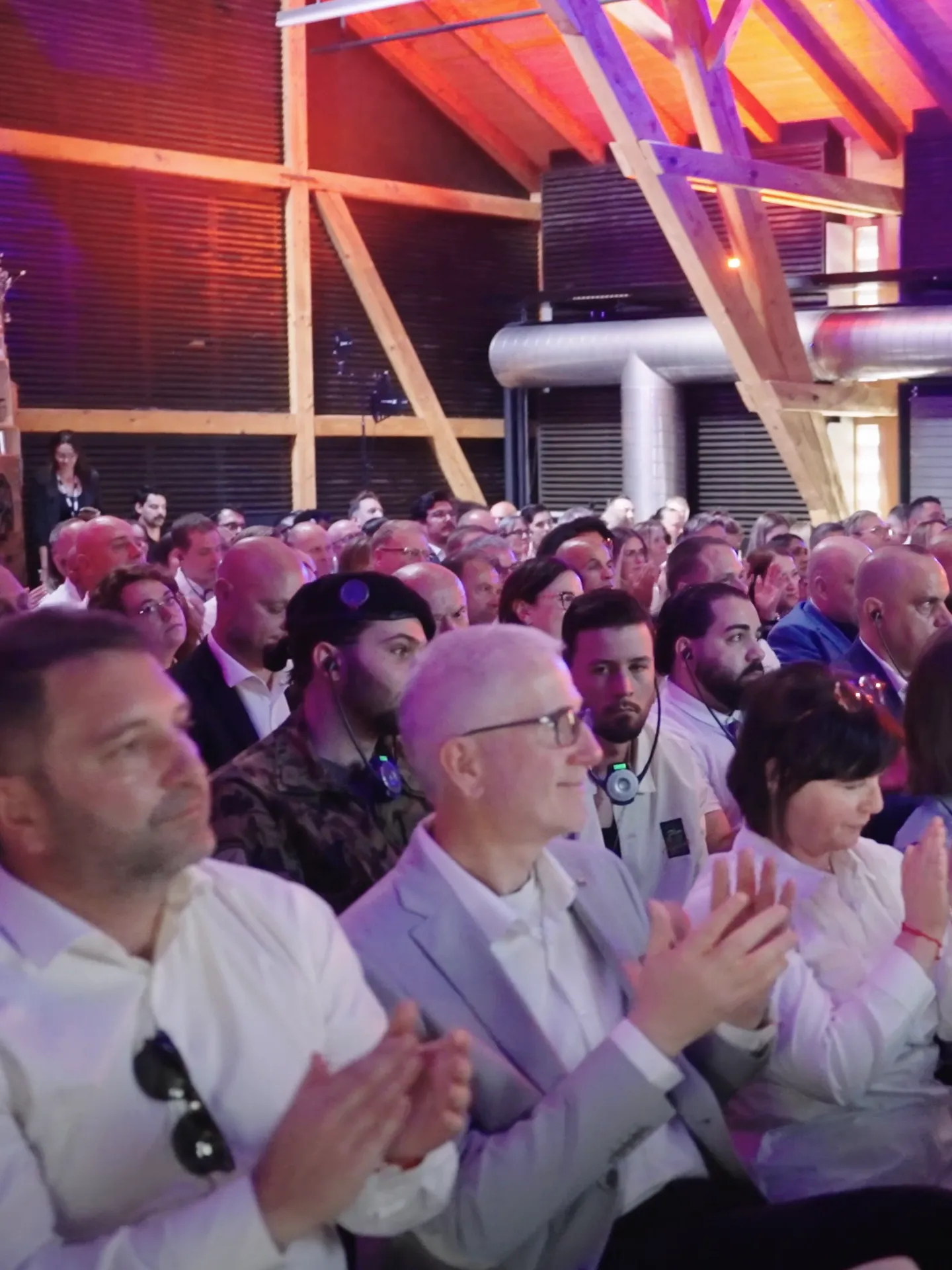 Public qui applaudit une intervention pendant une plénière