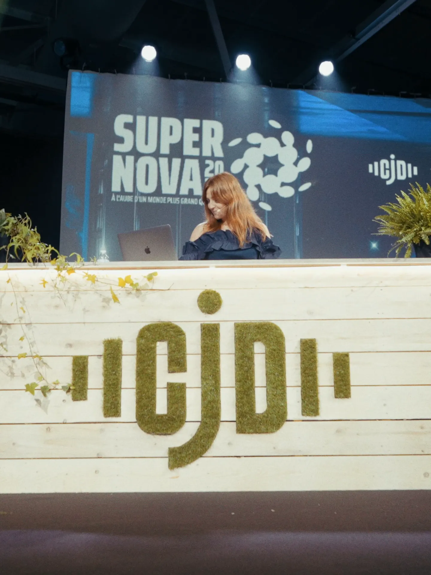 Intervenante au pupitre de la scène du congrès CjD Supernova