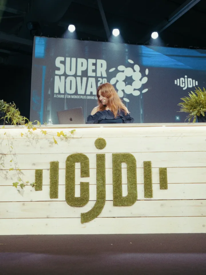 Intervenante au pupitre pendant une convention
