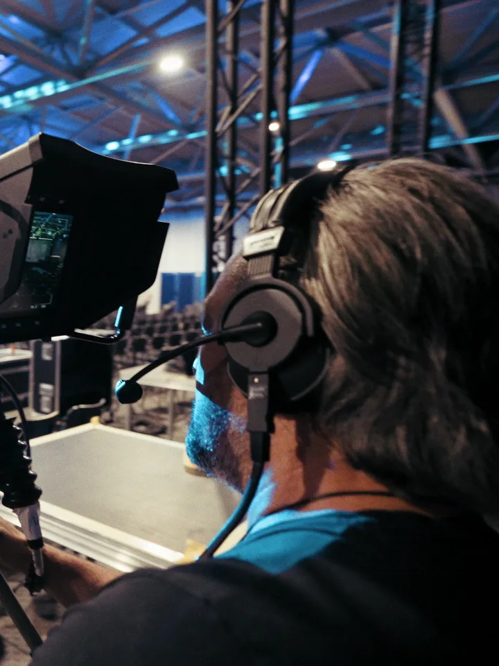 Cadreur de la régie vidéo pendant la plénière d'une convention