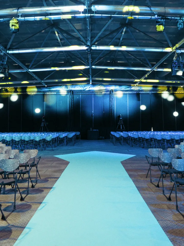 Salle de plénière installée avant l'ouverture d'une convention