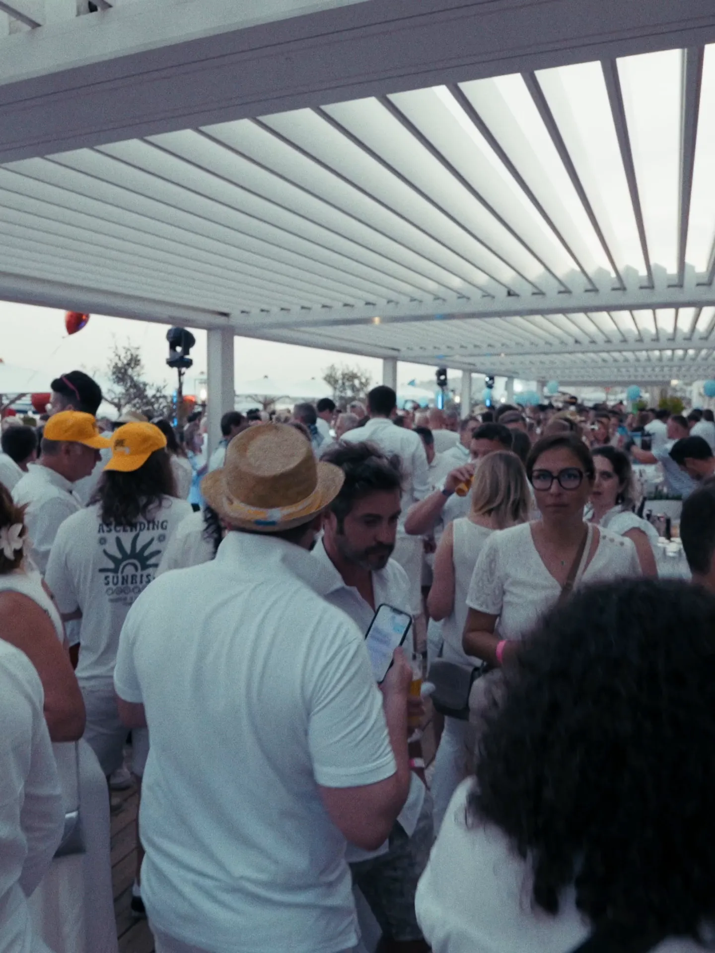 Congressistes vêtus de blanc pendant la soirée d'ouverture du congrès CJD Supernova à Nice