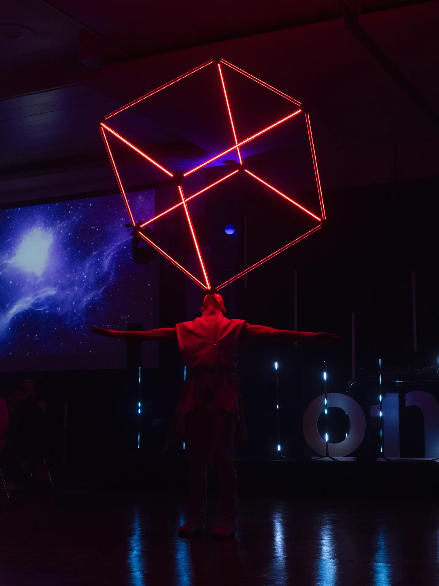 Cube lumineux rouge en scène pour les 20 ans d'Acrotec, production Moon Suisse