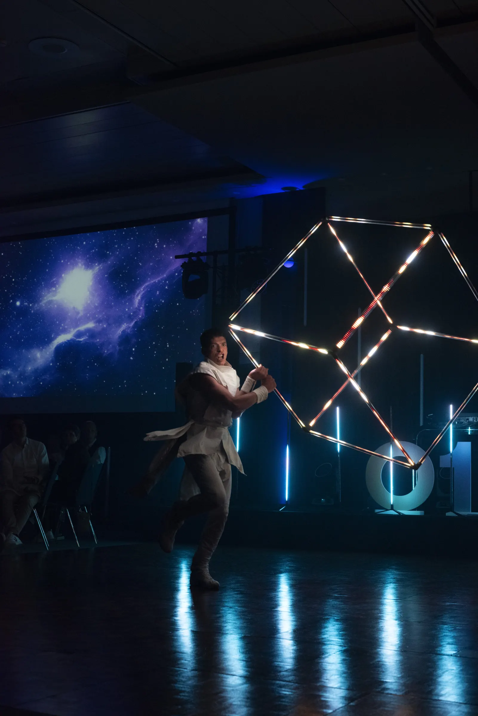 Danseur avec un cube LED pendant la soirée des 20 ans d'Acrotec