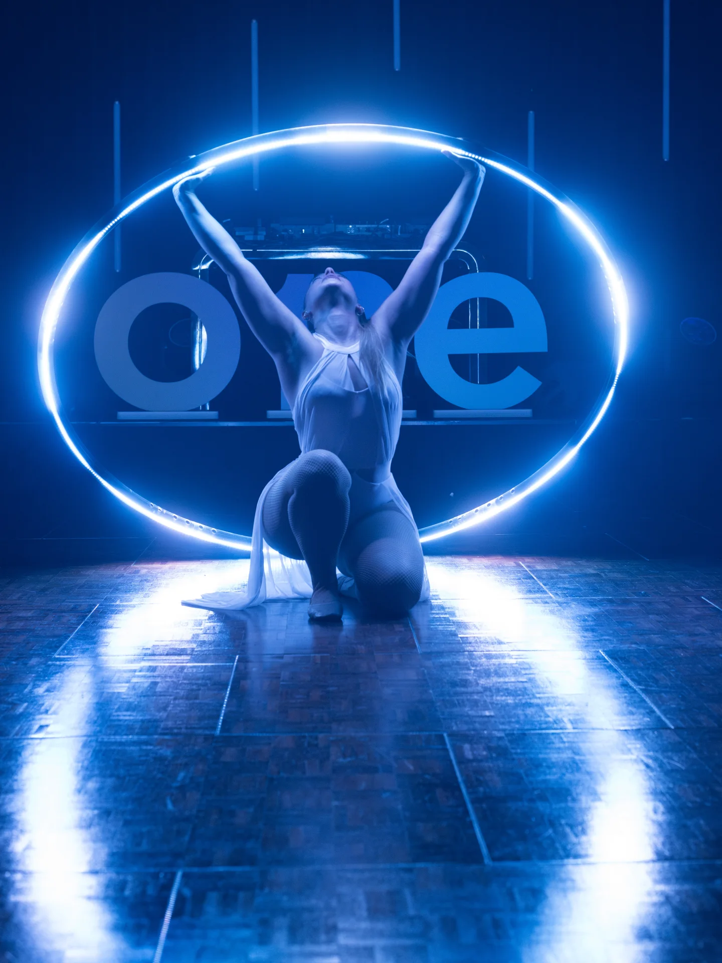 Danseuse dans un cerceau lumineux lors de l'anniversaire d'Acrotec produit par Moon Suisse