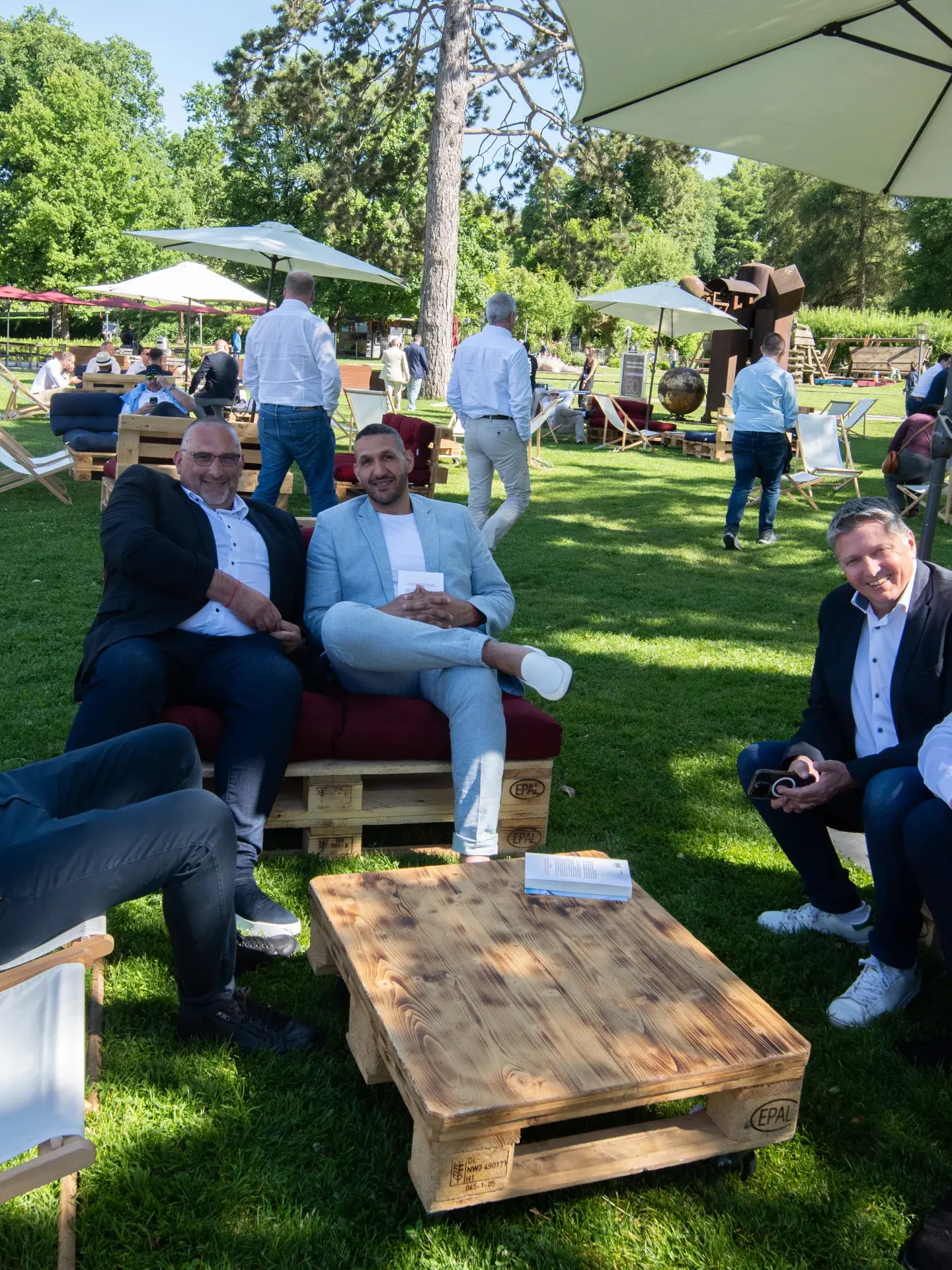 Collaborateurs de Protectas en transats lors du jubilé des 50 ans organisé par Moon Suisse