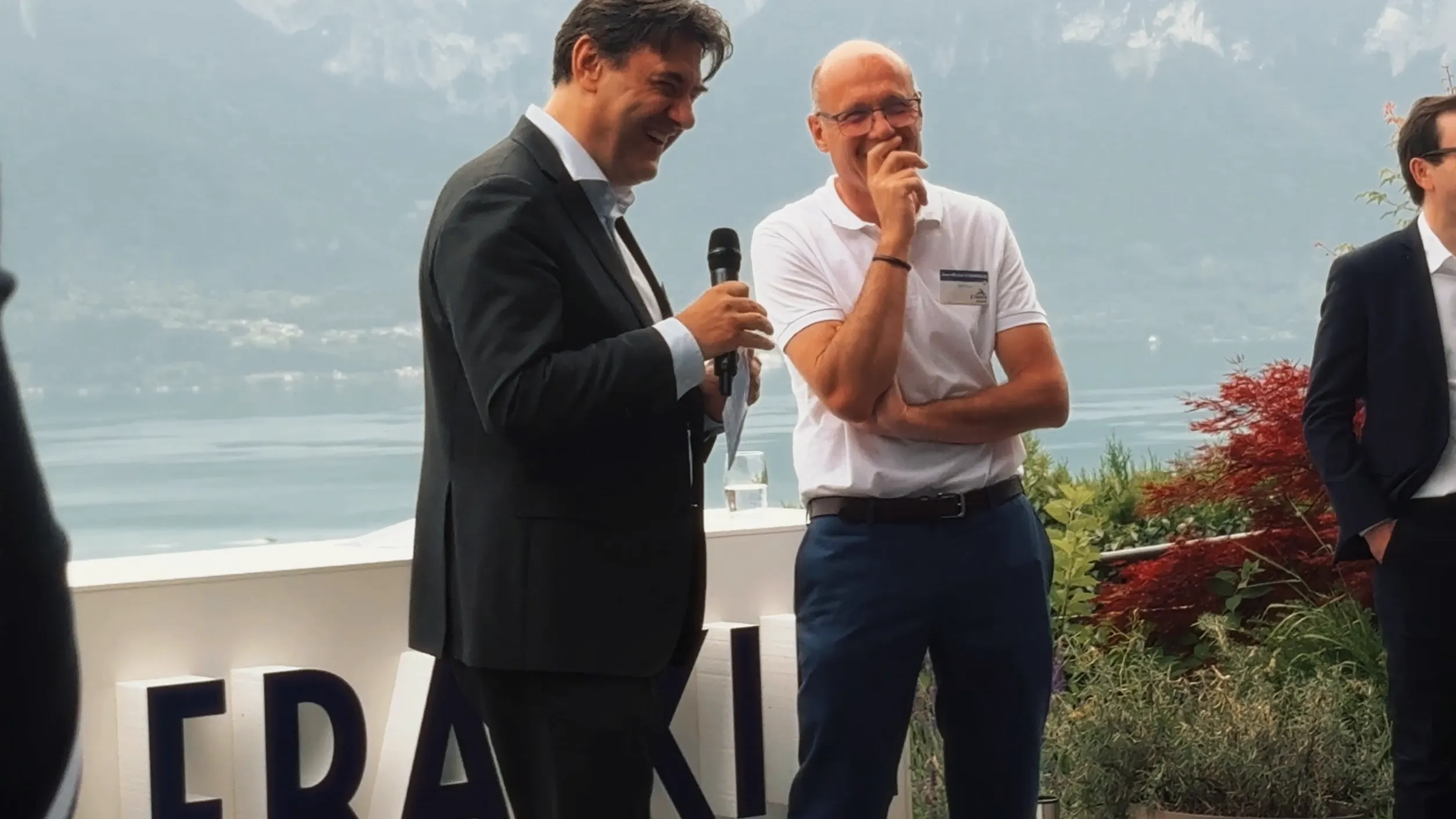 Prise de parole face au lac Léman pendant la soirée des 20 ans de Fraikin Suisse