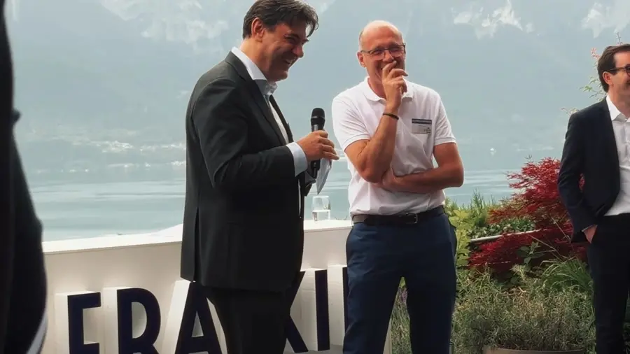 Prise de parole face au lac Léman pendant la soirée des 20 ans de Fraikin Suisse
