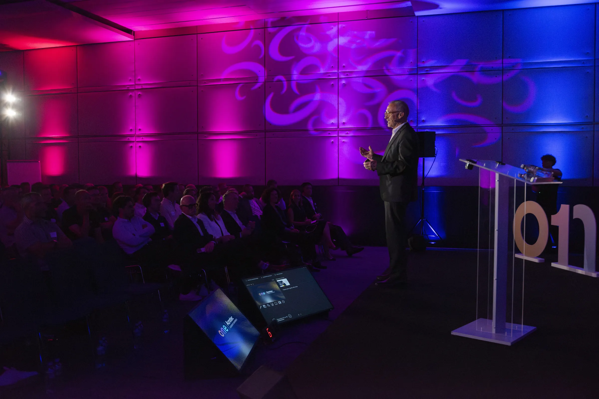Discours au pupitre devant les collaborateurs pendant les 20 ans d'Acrotec