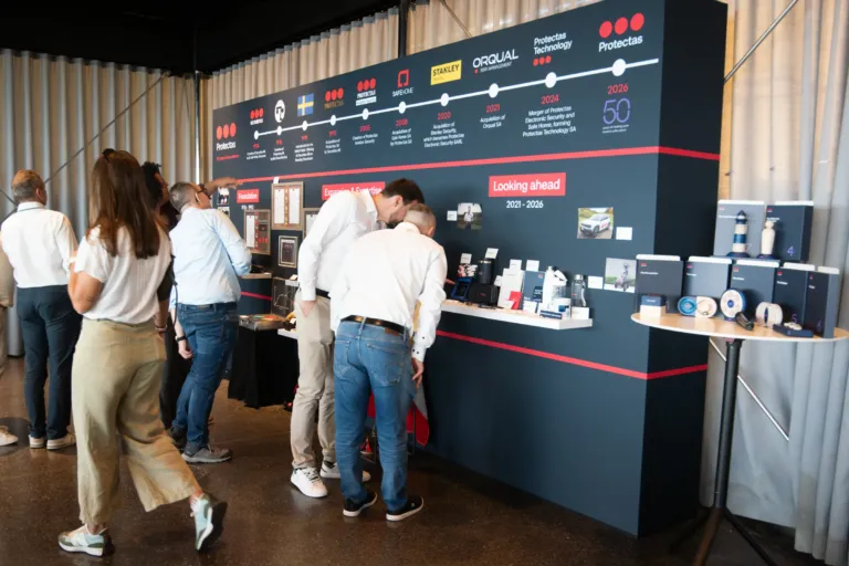 Visiteurs devant l'exposition des 50 ans de Protectas au Gurten