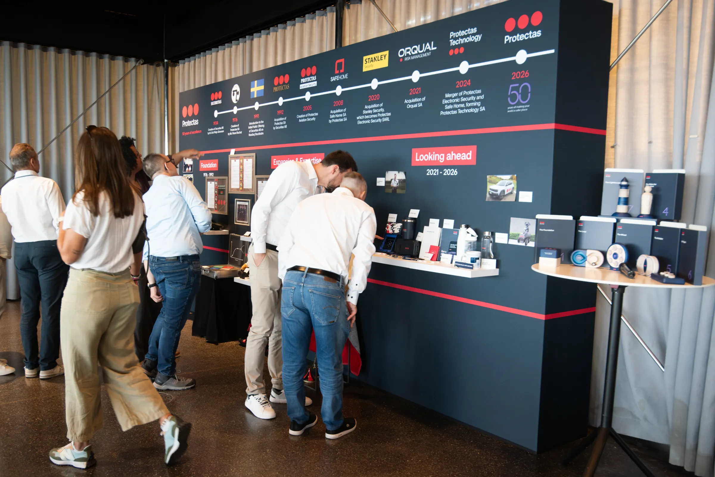 Visiteurs devant l'exposition des 50 ans de Protectas au Gurten