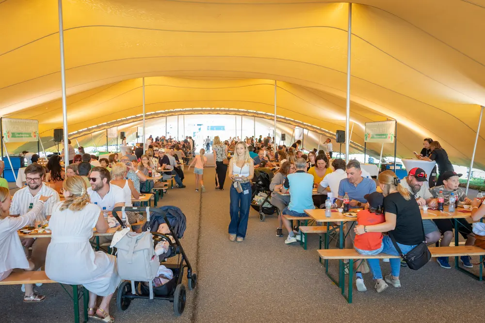 Journée des familles sous chapiteau pour les 30 ans du site UCB de Bulle, organisée par Moon Suisse