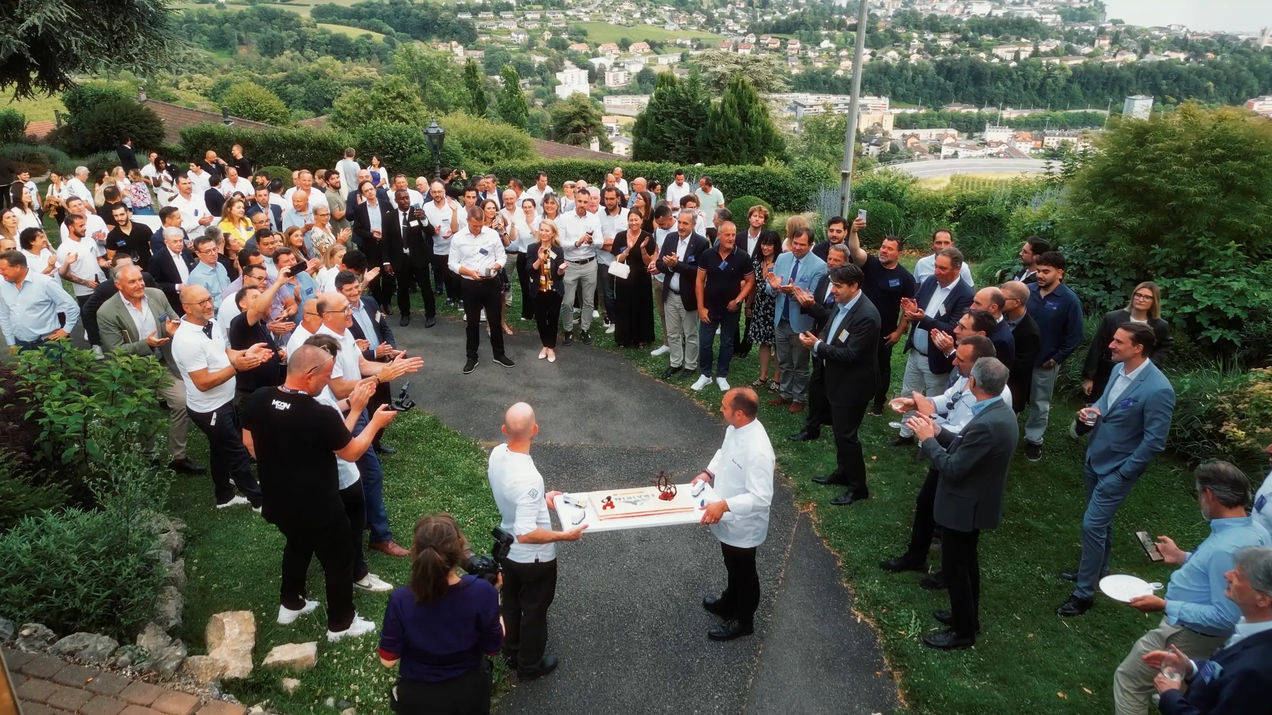 Invités réunis autour du gâteau des 20 ans de Fraikin Suisse à Jongny
